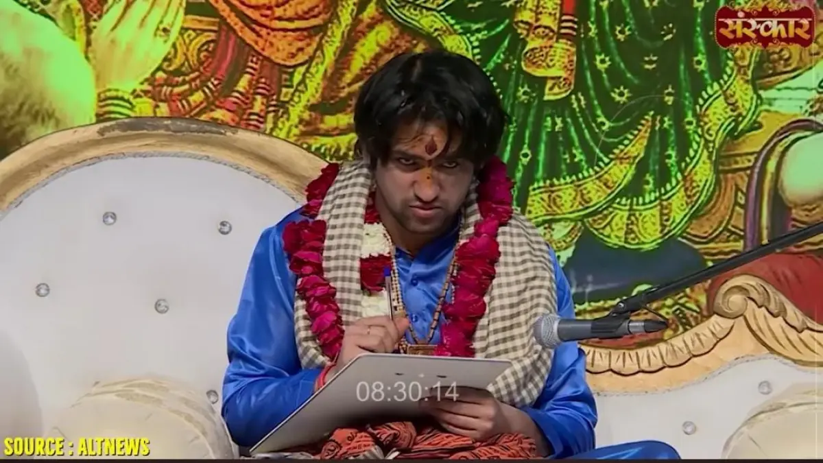 salah satu pemula spiritual di India yang menulis di kertas saat acara Divya Durbar. (Tangkapan Layar YouTube Kamar JERI)