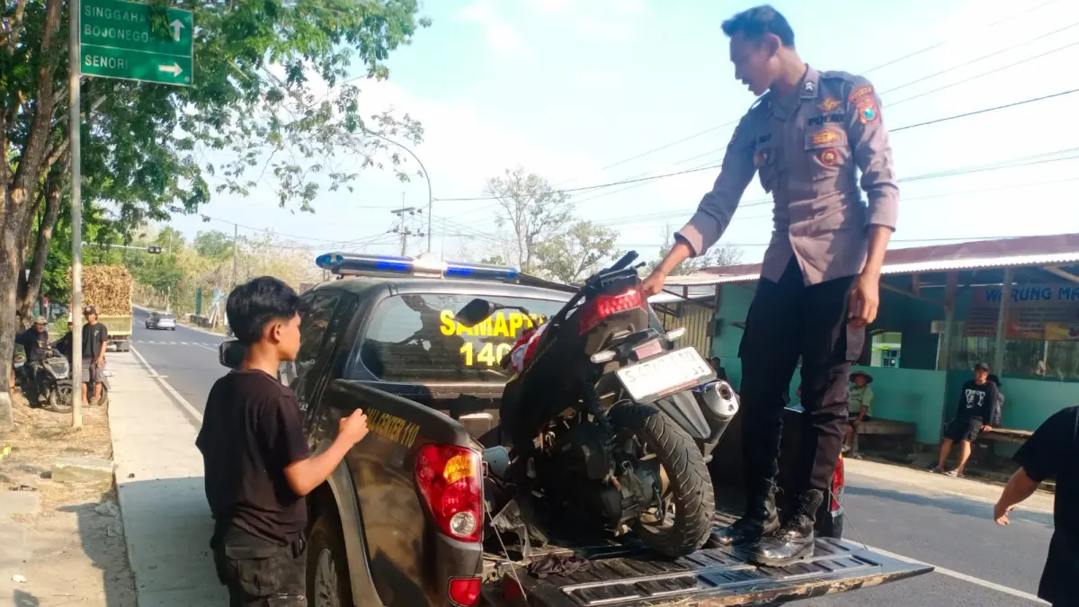 Satlantas Polresta Tuban menangani kecelakaan Vario dan truk di Lajo Lor, Singgahan. (Radar Tuban)