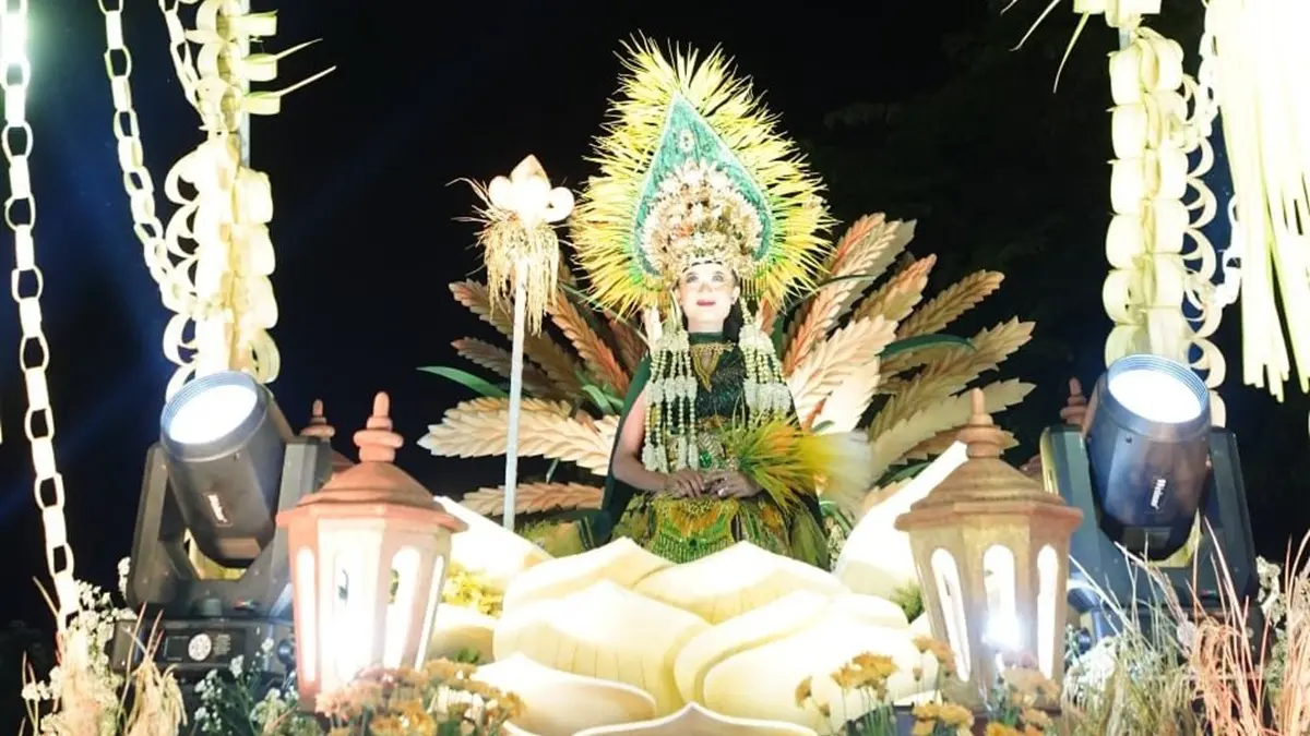 Sosok Dewi Sri dihadirkan sebagai simbol kesuburan dan keberkahan hasil bumi dalam penampilan SMAN 4 Tuban. (Radar Tuban)