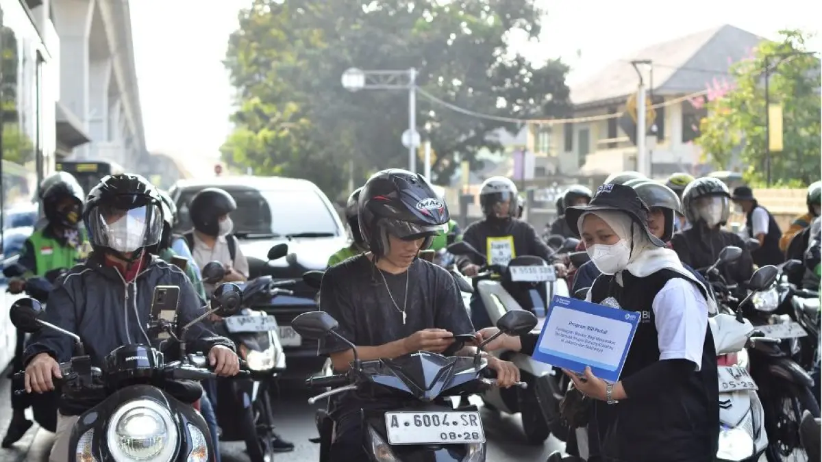 BRI Peduli menyalurkan bantuan masker dan vitamin kepada masyarakat terdampak sebaran abu vulkanik Gunung Anak Krakatau. (Dok. BRI)