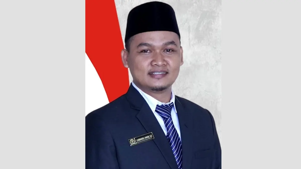 Di sela kesibukan sebagai legislator, Luqmanul Hakim mengisi waktu dengan membaca. (Radar Tuban)