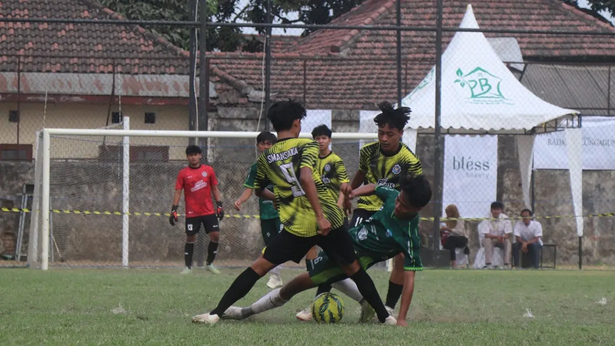 Dua pemain SMAN 1 Kauman mengepung gelandang SMAN 1 Trenggalek dalam perebutan tiket final Bahlil Mini Soccer Asyik Menuju Puncak Zona 3 Tulungagung. (DR PERDANA/RADAR TULUNGAGUNG)