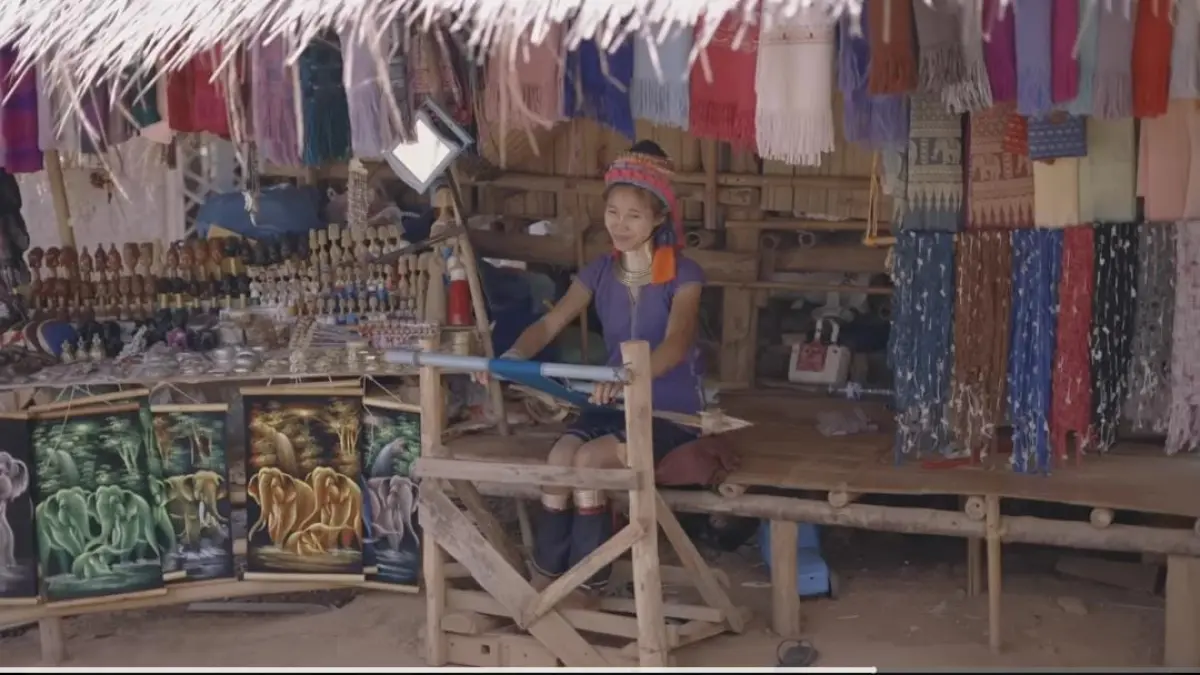 Potret Suku Kayan (Leher Panjang) yang tinggal di Thailand Utara. (Tangkapan Layar YouTube)