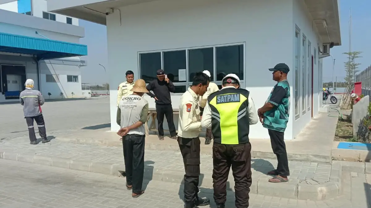 Warga Socorejo datangi PT IMB usai polusi bau amis terjadi, Sabtu (5/9). (Istimewa)