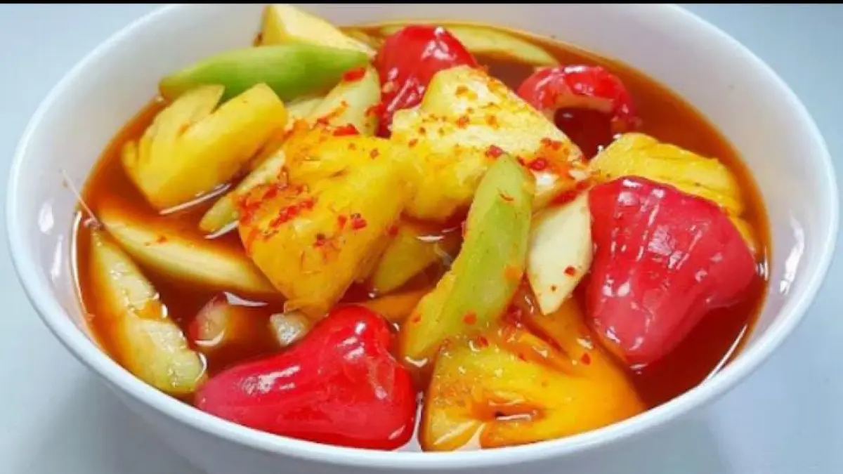 Asinan buah yang saat ini naik daun di media sosial. ( tangkapan layar video YouTube kanal Alma Yusuf)