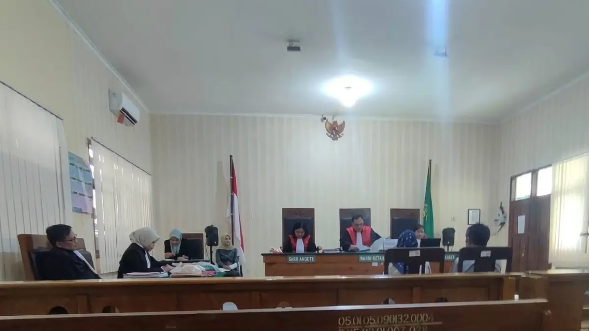 Sidang putusan kasus pencemaran nama baik digelar di Ruang Sidang Cakra PN Tuban, kemarin (8/9). (Andreyan/Radar Tuban)