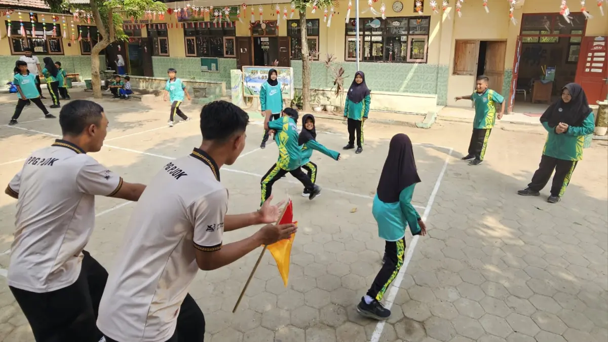 Gobak Sodor, Engklek hingga Dakon dimainkan 60 siswa SDN Cingklung dalam proyek mahasiswa PPG UNESA tentang penggunaan gawai yang bijak. (Radar Tuban)