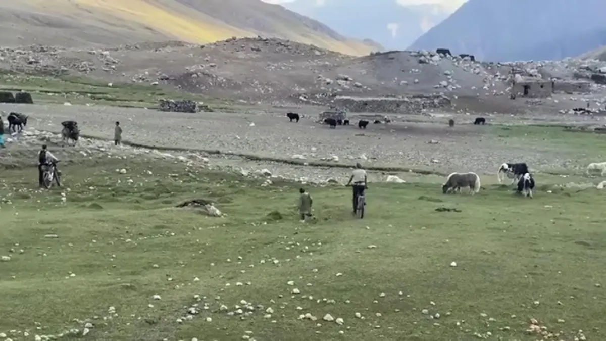Potret suasana pedesaan dan pemukiman warga di perbatasan Afghanistan - Tiongkok. (youtube.com/ K E P O)
