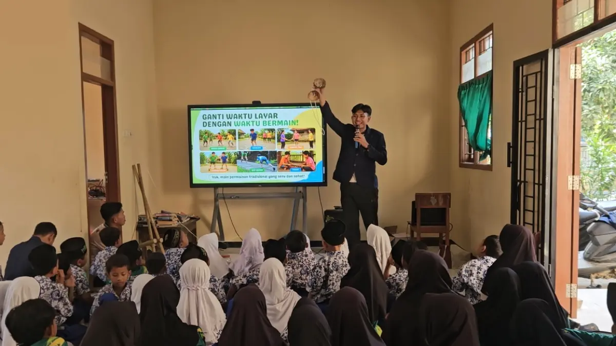 Sebanyak 60 siswa SDN Cingklung mengikuti edukasi screen time dan bermain enam permainan tradisional untuk mendorong kebiasaan hidup aktif dan sehat. (Radar Tuban)