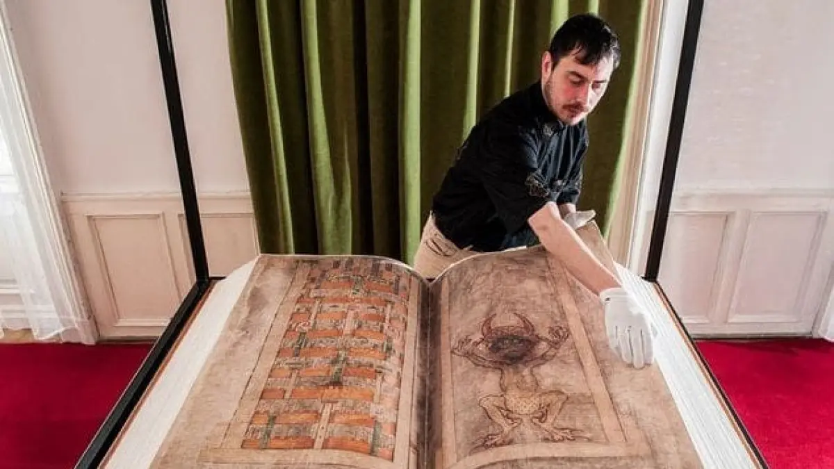 Bentuk fisik manuskrip raksasa Codex Gigas buatan abad ke-13 yang memuat teks Alkitab serta berbagai risalah pengetahuan kuno. (Pinterest)