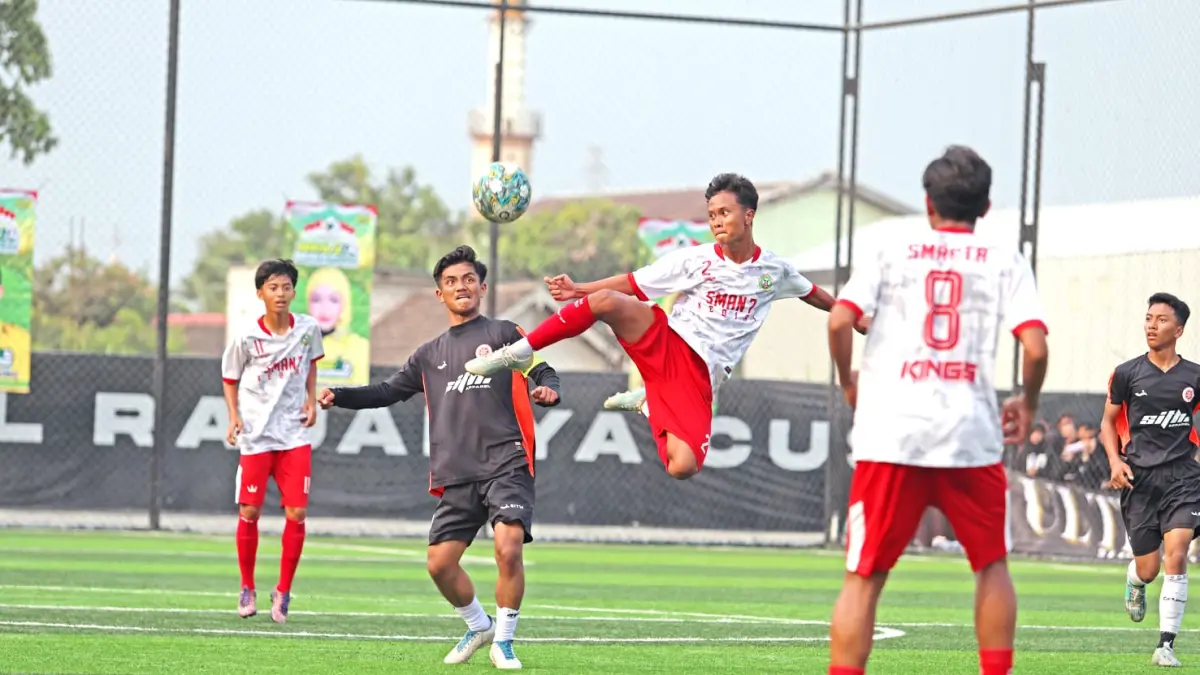Penggawa SMAN 7 Kediri berusaha menjangkau bola atas agar tidak dikuasai pemain-pemain SMAN 3 Nganjuk. (Wahyu Aji F./Radar Kediri )