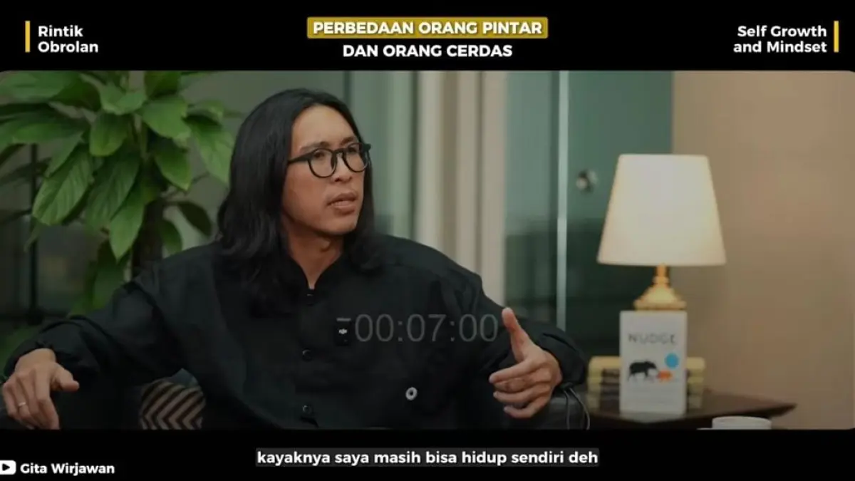 Dr.Tirta mengungkap perbedaan orang pintar dan orang cerdas . (Tangkapan layar Youtube Rintik Obrolan)