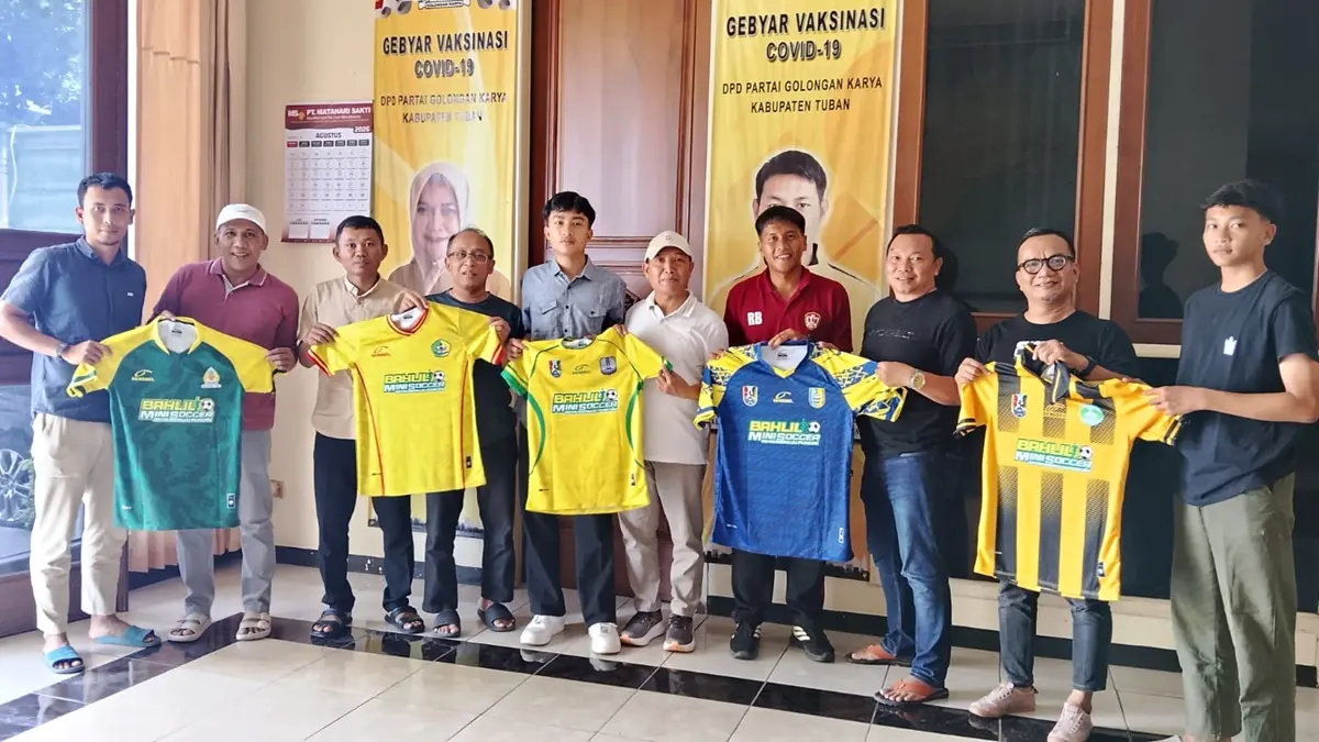 Lima tim Tuban memperlihatkan jersey yang bakal dipakai dalam kompetisi Bahlil Mini Soccer Zona 5 Bojonegoro-Tuban. (DPD PARTAI GOLKAR UNTUK RADAR TUBAN)