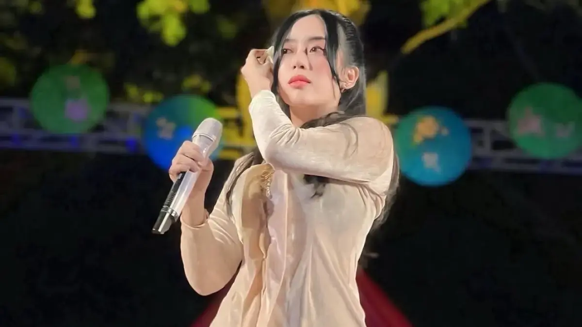 Kanaya Whu dalam salah satu penampilannya sebagai musisi. (jawapos.com)