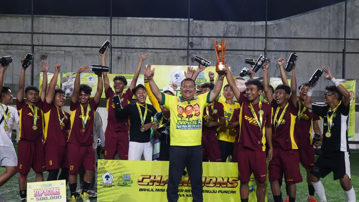 LANJUT KE ZONA LIMA: Ketua DPD Partai Golkar Jatim Ali Mufthi menyerahkan piala kepada pemain-pemain SMAN 6 Kediri yang keluar sebagai juara Bahlil Mini Soccer Asyik Menuju Puncak Zona 4 Kediri Raya, Jumat lalu (11/9). (Wahyu Aji F. / Radar Kediri)