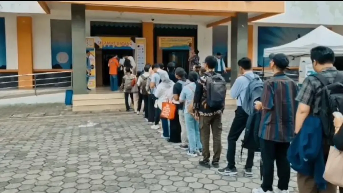 Potret para pencari kerja saat menghadiri acara bursa kerja atau job fair. (youtube.com/ Aneh Memang)