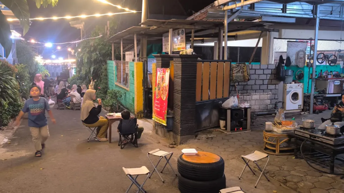 Suasana Kampung Kuliner Kelurahan Karang Kecamatan Semanding saat malam minggu. (Istimewa)