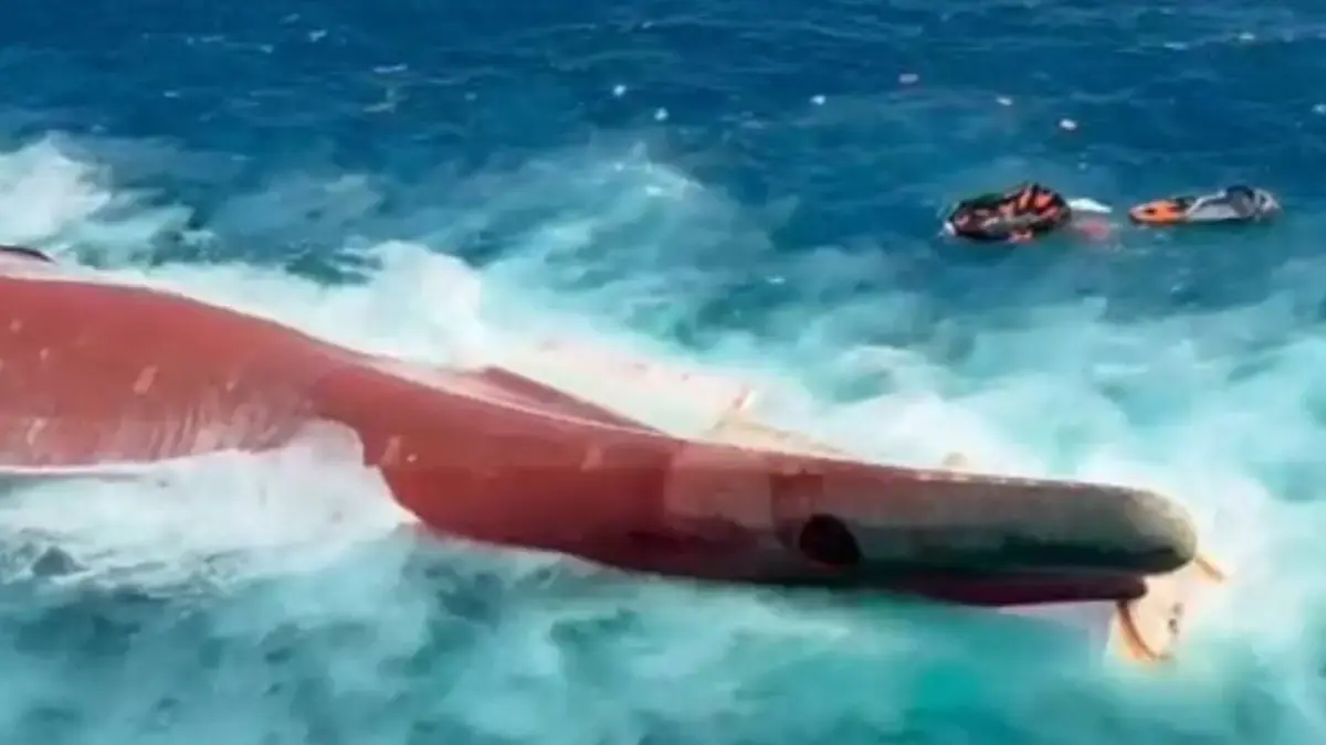 Detik-detik Kapal Virgo Transport 8 miring lalu terbalik di Laut Jawa di tengah gelombang tinggi. (Jawapos.com)