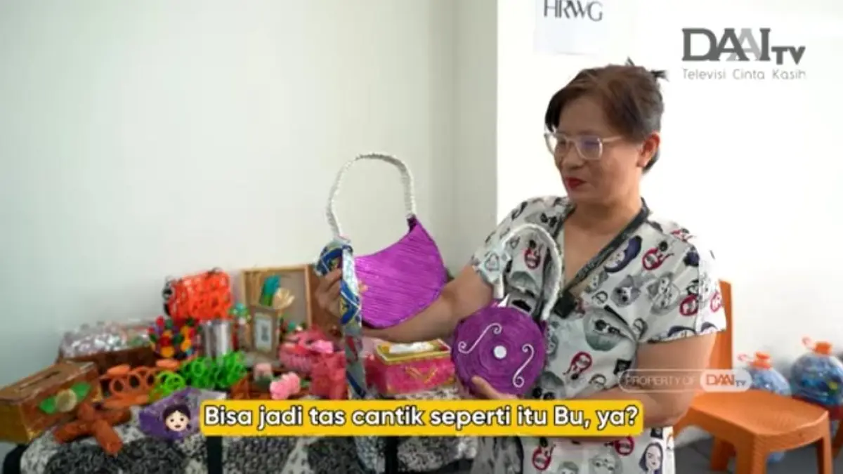 hasil karya beberapa produk dari limbah menjadi karya yang bernilai jual. (Tangkapan layar Youtube DAAI Magazine)