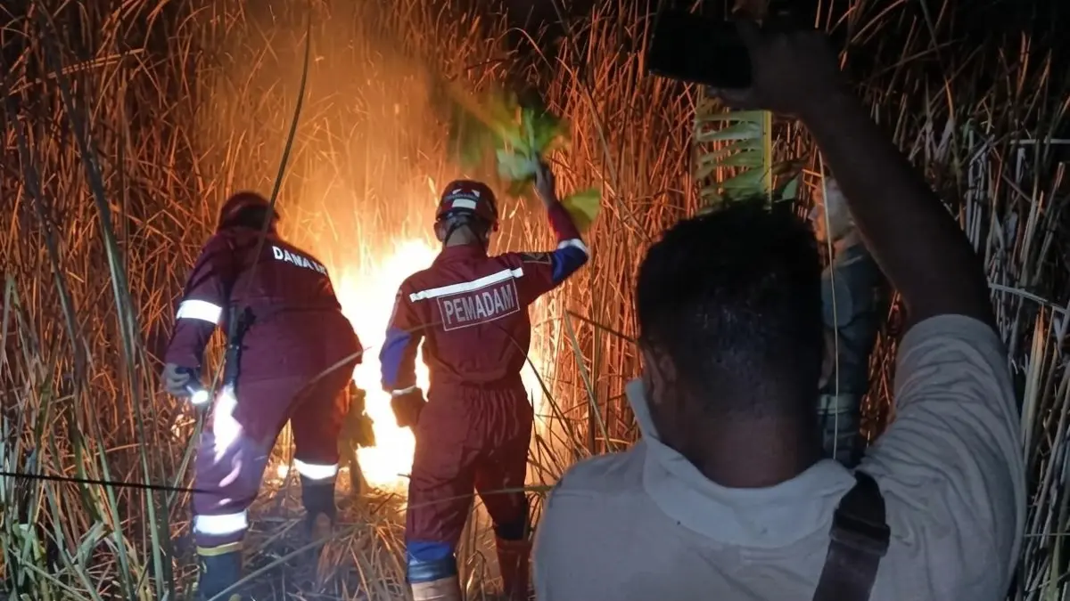 Kebakaran area rerumputan kering. (Damkar Tuban untuk Radar Tuban)