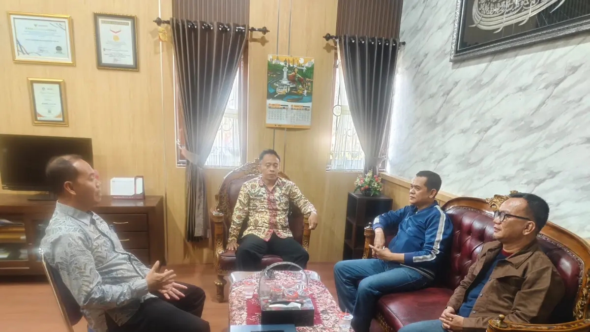 Plt Kepala Disdik Tuban Mochamad Dani Ramdhani (dua dari kiri) menerima Dwi Setiyawan (dua dari kanan) dan Ardian Ananto (paling kanan) di ruang kerjanya, Jumat (11/9). (Radar Tuban)