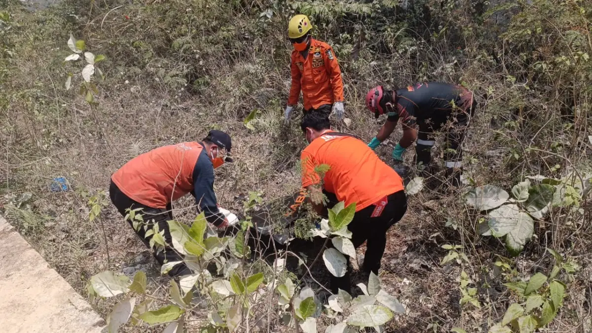 Proses evakuasi jenazah remaja yang ditemukan di dasar bekas tambang. (Istimewa)