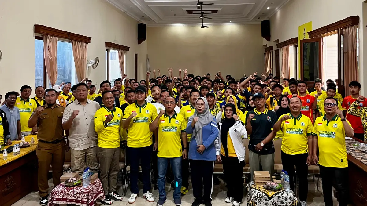 Sinergi: DPD Partai Golkar Tuban bersama Jawa Pos Radar Tuban memberangkatkan peserta turnamen Bahlil Mini Soccer, Senin (14/9).