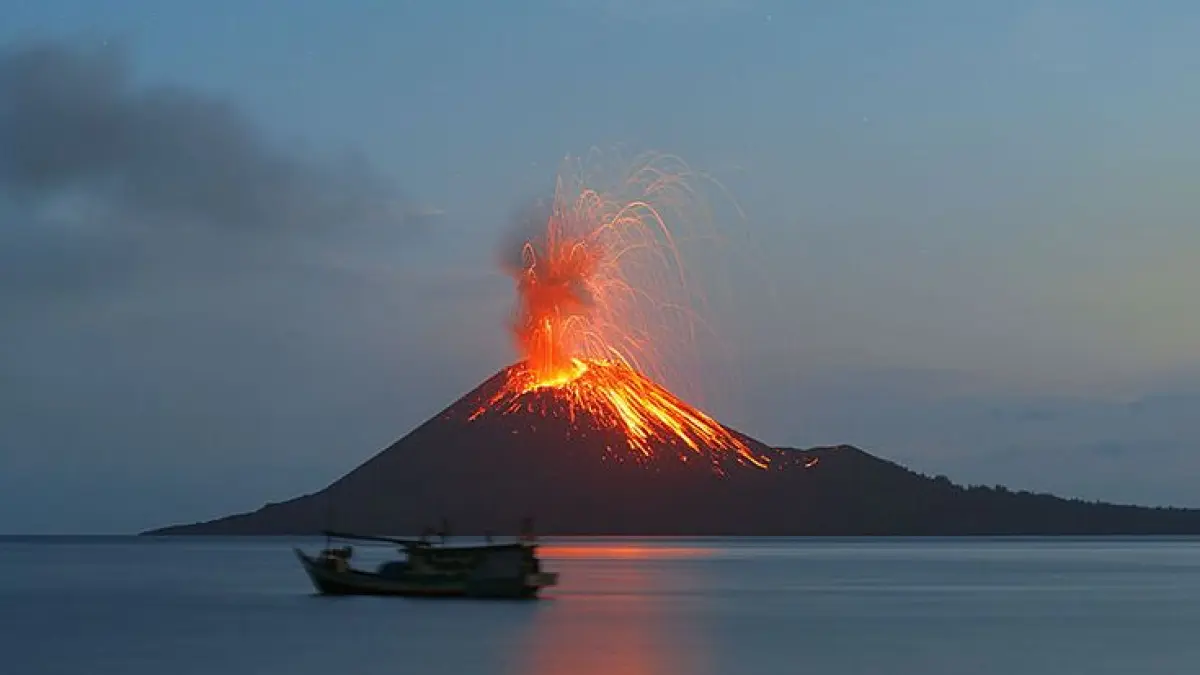 Gunung Anak Krakatau yang Menyemburkan Abu Vulkanik. (pinterest.com)