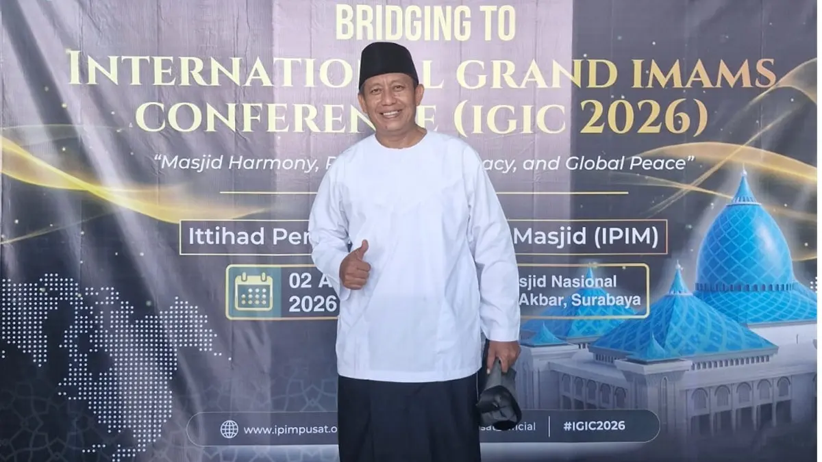 Gus Anas mendampingi warga dewasa hingga lansia belajar mengaji dari iqro jilid 1 hingga mampu membaca Alquran. (Radar Tuban)
