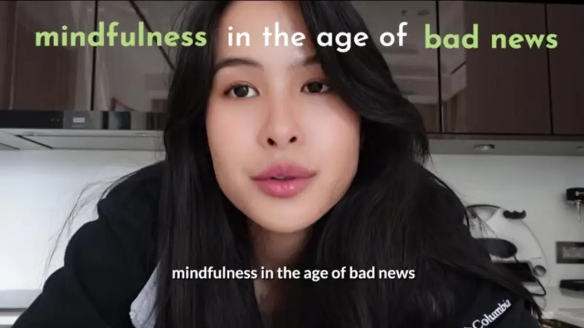 Potret Maudy Ayunda dalam kontennya membahas tentang mindfulness ditengah kabar buruk. (Tangkapan layar Youtube Maudy Ayunda)