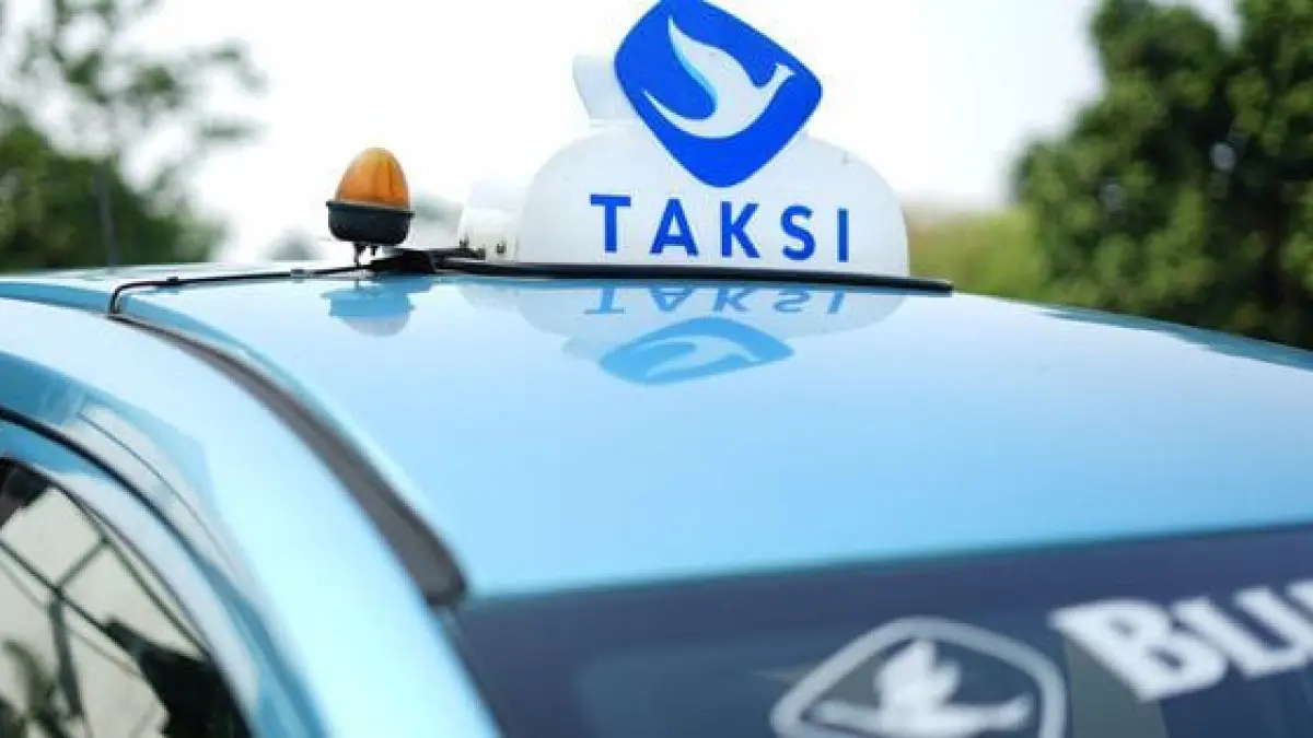 Bagian atap armada taksi ikonik Bluebird dengan logo burung biru yang khas. (pinterest.com)