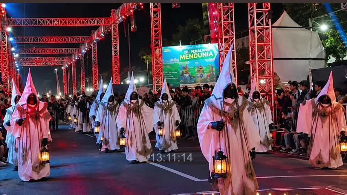 Foto penampilan festival di Pekalongan yang menuai kontra netizen. (Tangkapan layar Youtube kamar JERI)