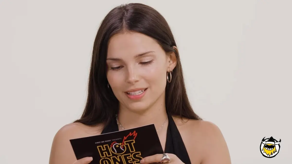Inde Navarrette saat menjadi bintang tamu dalam program wawancara kuliner pedas Hot Ones.  (Tangkapan layar Youtube FirstWeFeast)