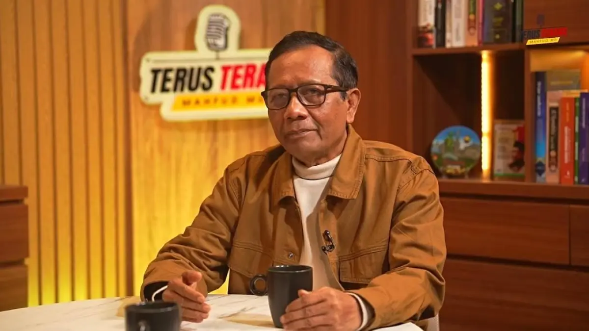 Mahfud MD menyampaikan pandangannya terkait pencopotan Purbaya Yudi Sadewa dalam podcast Terus Terang. (Youtube.com/ Mahfud MD Official)