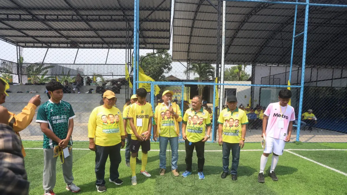 MOTIVASI DAN PENDIDIKAN POLITIK: Wakil Ketua DPD Partai Golkar Jatim Arif Fathoni menyampaikan sambutan sekaligus membuka Turnamen Bahlil Mini Soccer Asyik Menuju Puncak Zona 6, di Asri Sport Centre, Ngoro, Mojokerto, kemarin (17/9). (SOFAN KURNIAWAN/RADAR MOJOKERTO)