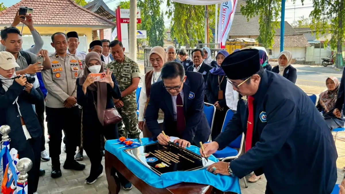 Ketua PPLP PT PGRI Universitas PGRI Ronggolawe Tuban Sudjarwoto S.H., S.Pd, M.H., M.M., M. Hum bersama Rektor Unirow Tuban Prof. Dr. Warli, M.Pd meresmikan Unirow Mart sebagai Laboratorium Entrepreneur ditandai dengan penandatanganan prasasti peresmian. (Radar Tuban)