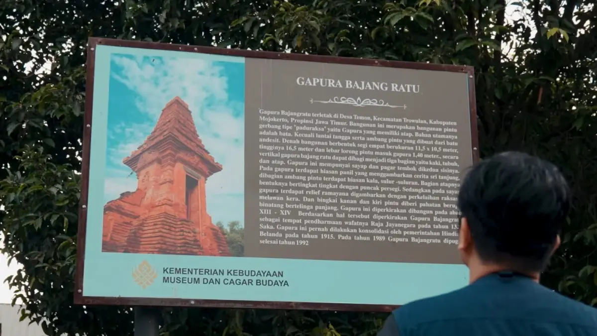 Papan informasi situs sejarah Gapura Bajang Ratu di Trowulan. (Youtube.com/ wonthefullword)