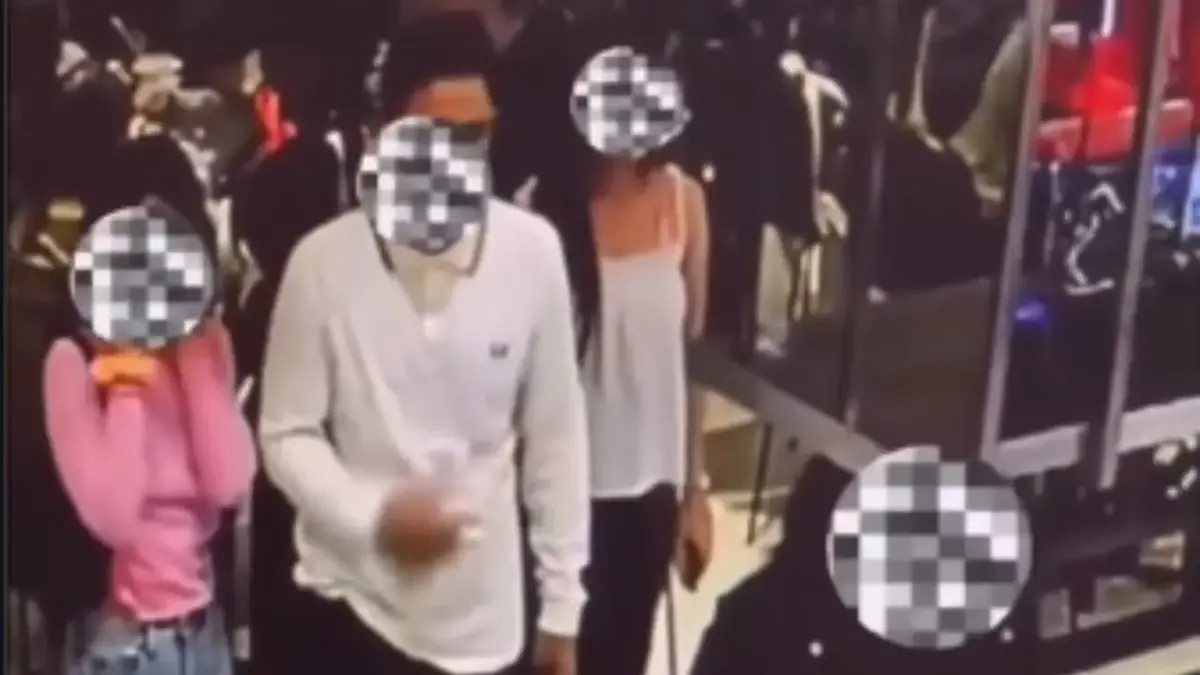 Perempuan berinisial A mengaku ditendang dari belakang saat mengantre di Food Court Senayan City. (Tangkapan layar instagram @ruanginfoid)