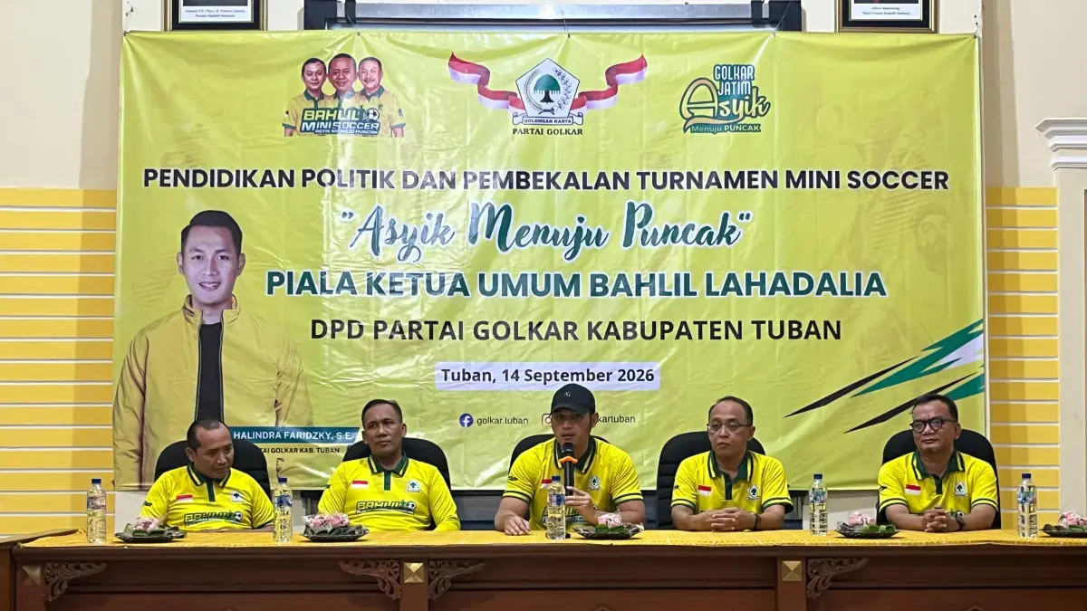 Mas Lindra saat pemberangkatan Tim Tuban dalam turnamen Bahlil Mini Soccer, Senin (14/9).