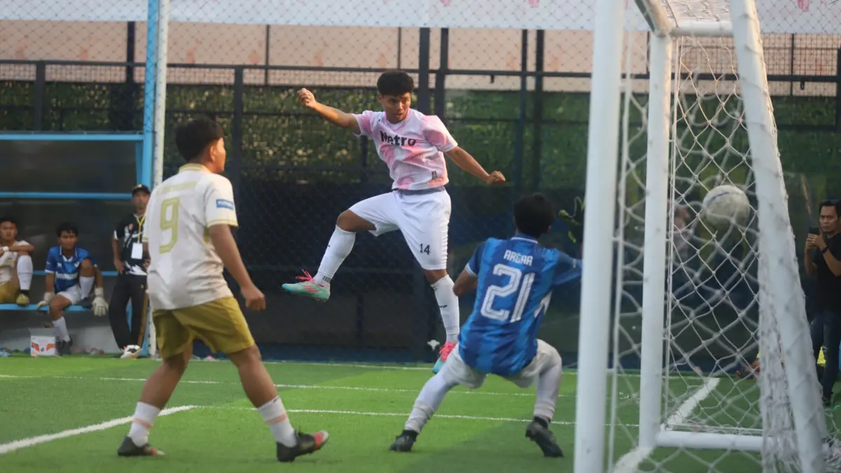 Pemain SMAN Ngoro, Jombang, mencetak gol ke gawang SMAN 1 Pacet, Mojokerto pada babak final Bahlil Mini Soccer Asyik Menuju Puncak Zona 6. (Sofan Kurniawan/Radar Mojokerto)
