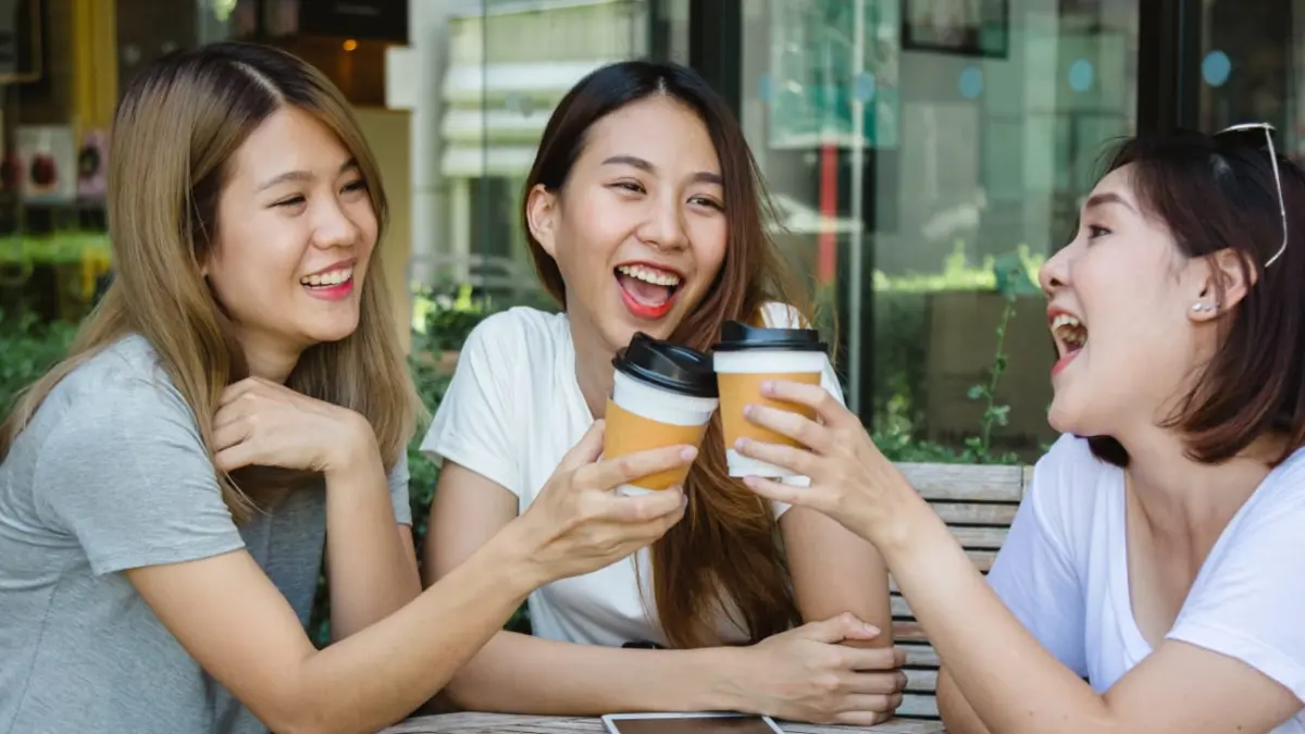Penikmat kopi menikmati minuman berkafein di sebuah kedai. (Magnific.com)