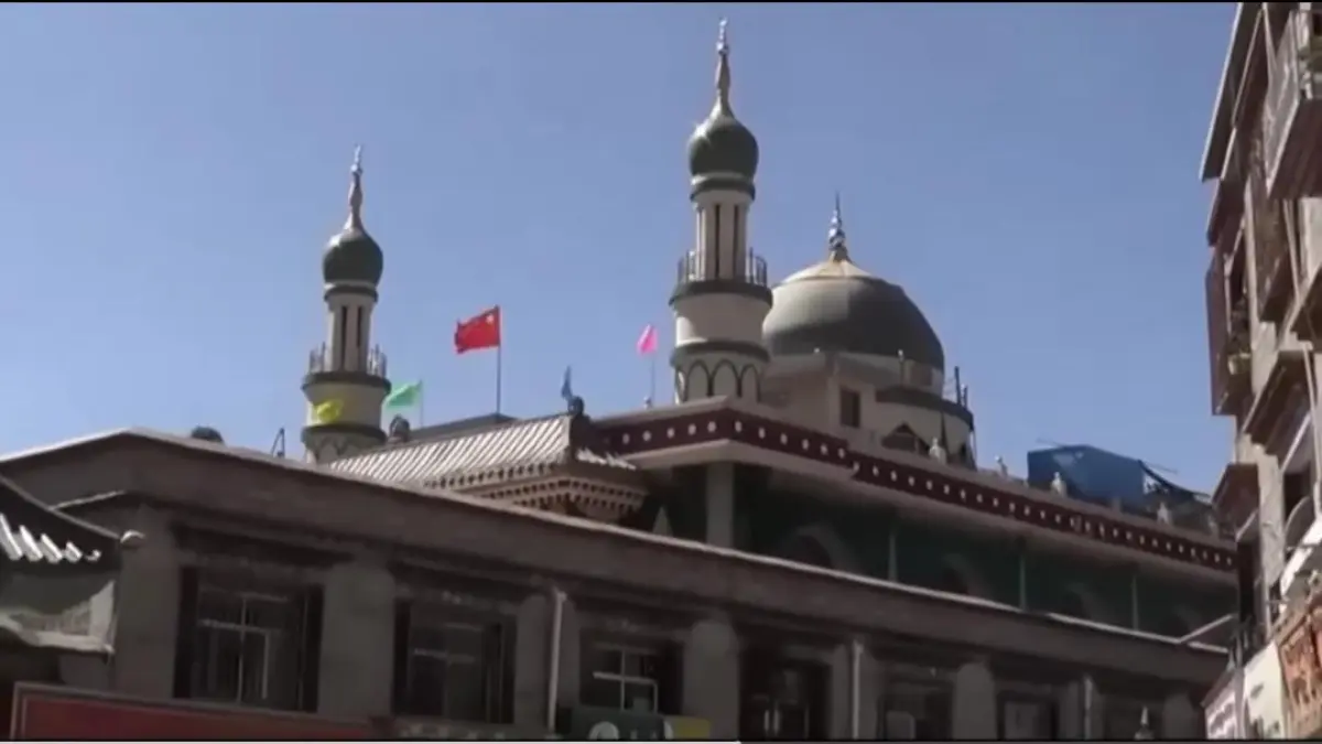 Potret Masjid Agung Lhasa (Masjid Hebalin) yang menjadi simbol keberagaman dan toleransi. (youtube.com/ VanDjen Media)