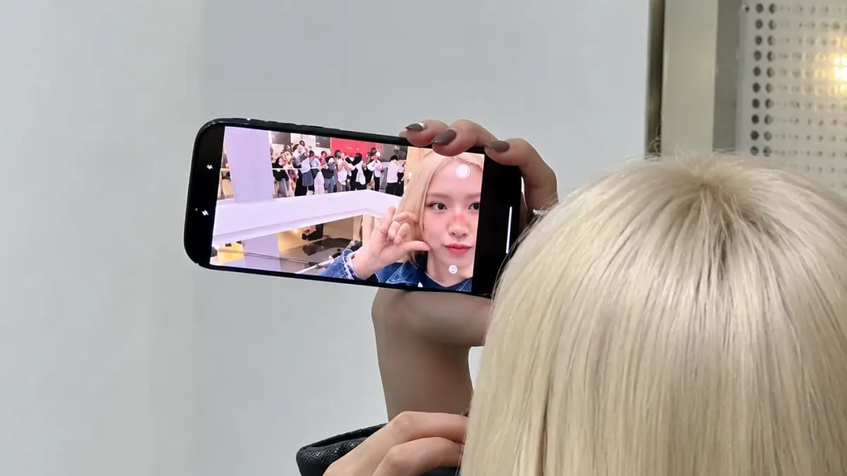 Rosé BLACKPINK mengajak penggemar selfie menggunakan iPhone 18 Pro miliknya saat menghadiri acara Levi’s di Jepang.(Instagram.com/vampire.rosienic)