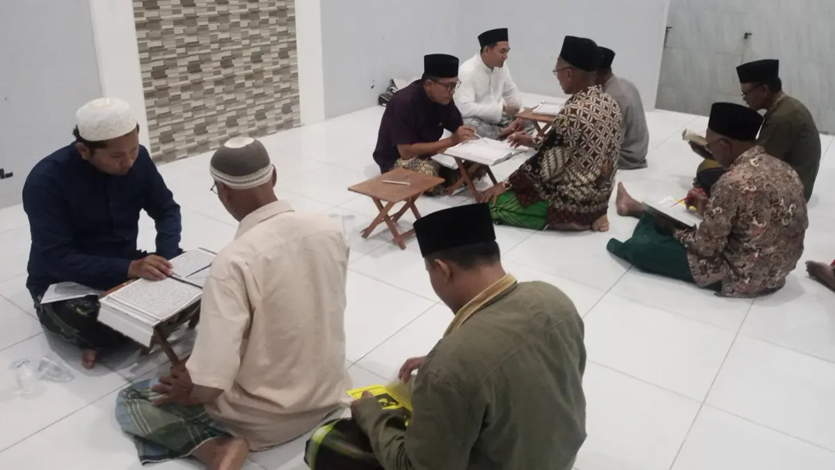 Suasana santri Langgar Milenial mengaji, terlihat para bapak-bapak dengan usia yang tidak lagi muda, tapi masih tekun membaca Alquran. (M. MAHFUDZ MUNTAHA/RADAR TUBAN)