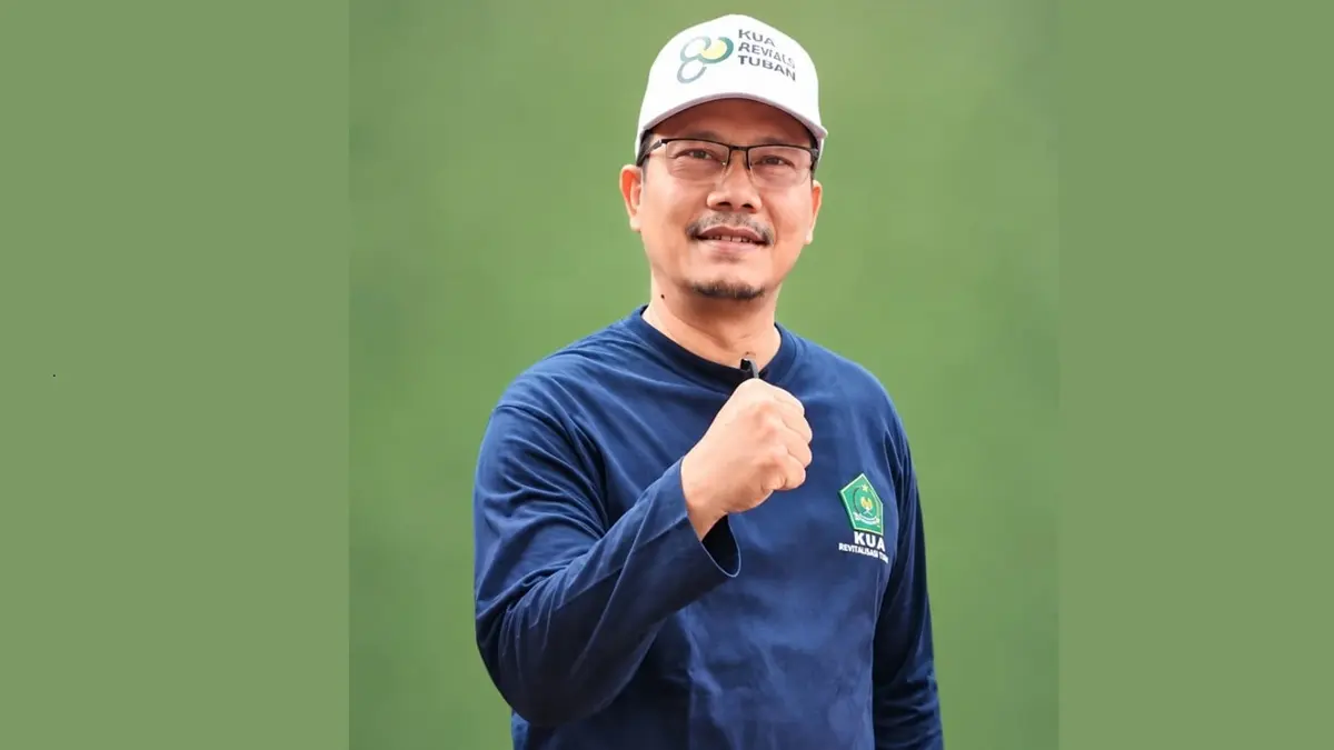 Akhmat Iswoyo menjalani peran sebagai kepala KUA sekaligus konselor keluarga. (Radar Tuban)