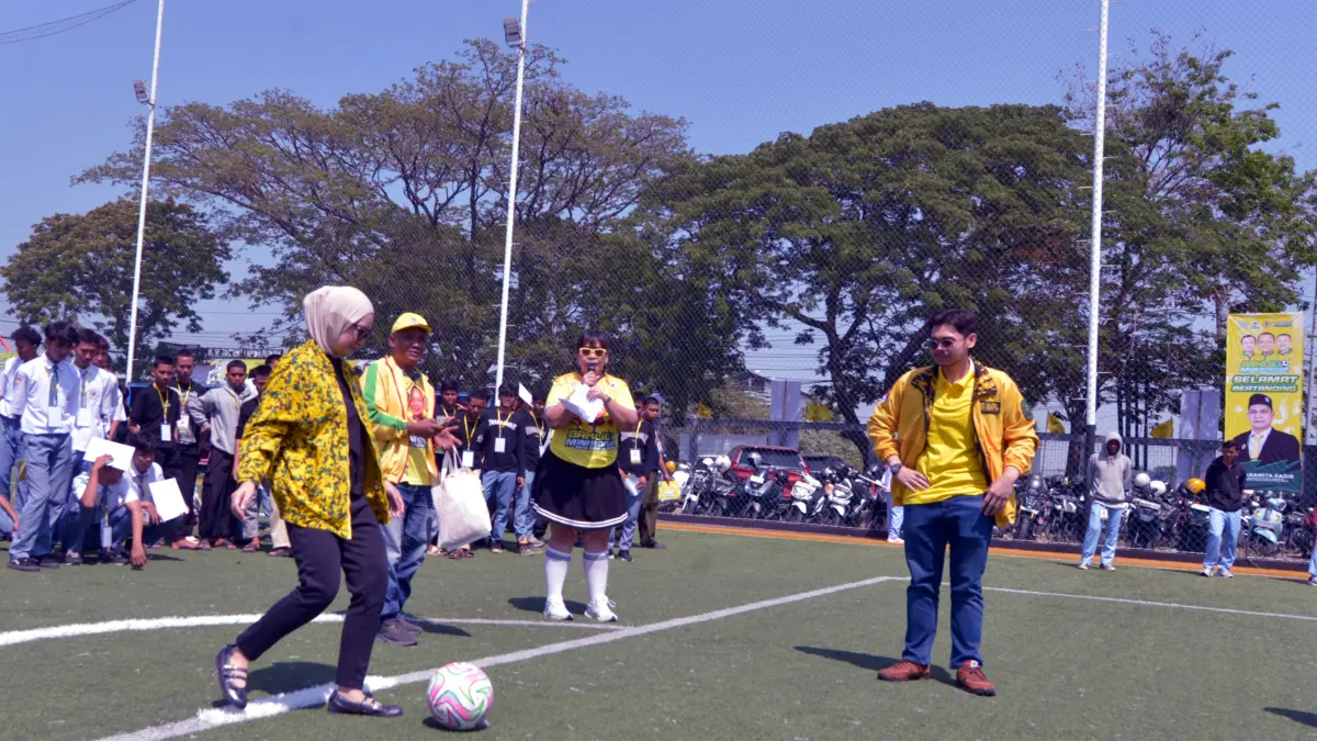 Anggota DPR RI Adela Kanasya Adies melakukan tendangan pertama sabagai penanda dimulainya turnamen Bahlil Mini Soccer Zona 7 Surabaya. (ANDY SATRIA/RADAR SURABAYA)