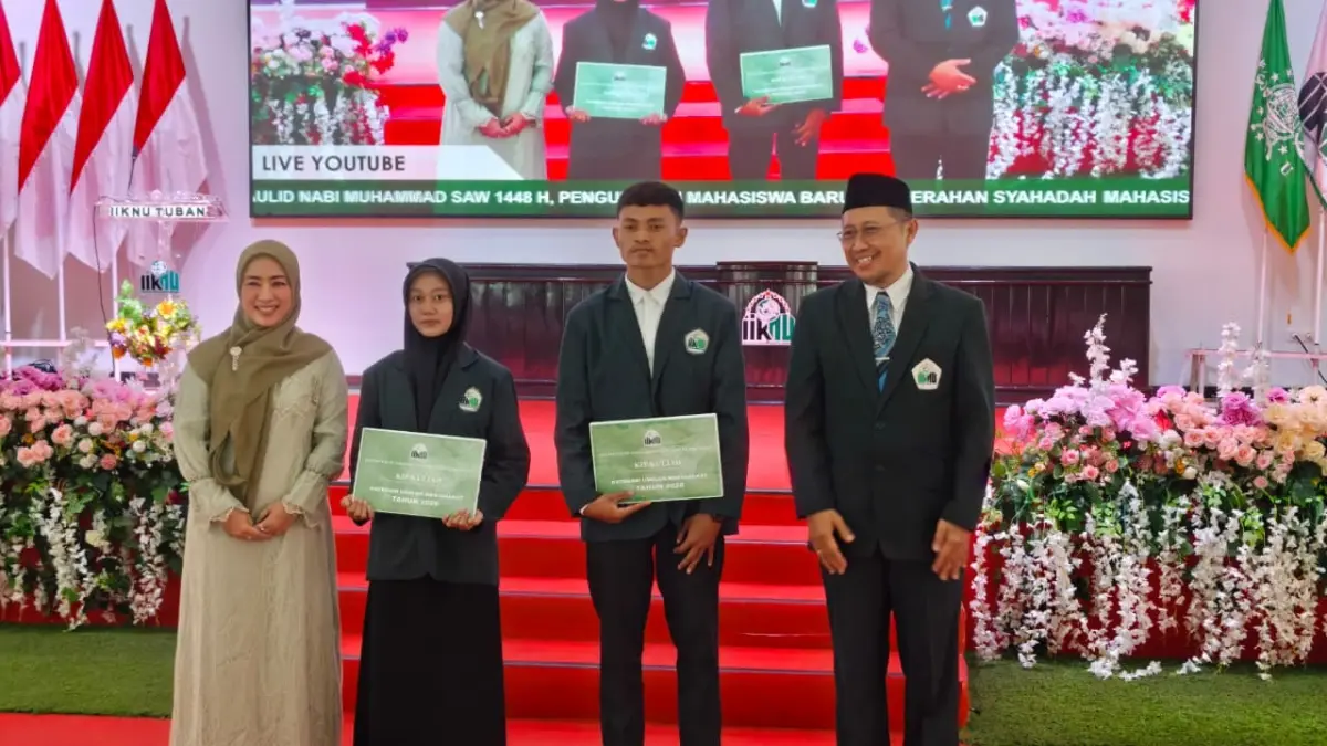 Penyerahan syahadah kepada mahasiswa yang telah menyelesaikan program asrama selama tiga bulan. (Radar Tuban)