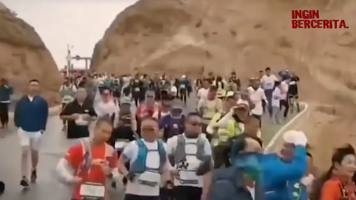 Peserta Gansu Ultramarathon 2021 bersiap melintasi rute perbukitan saat melepas start di Kota Bayin, Provinsi Gansu, Tiongkok. (youtube.com/ Ingin Bercerita)