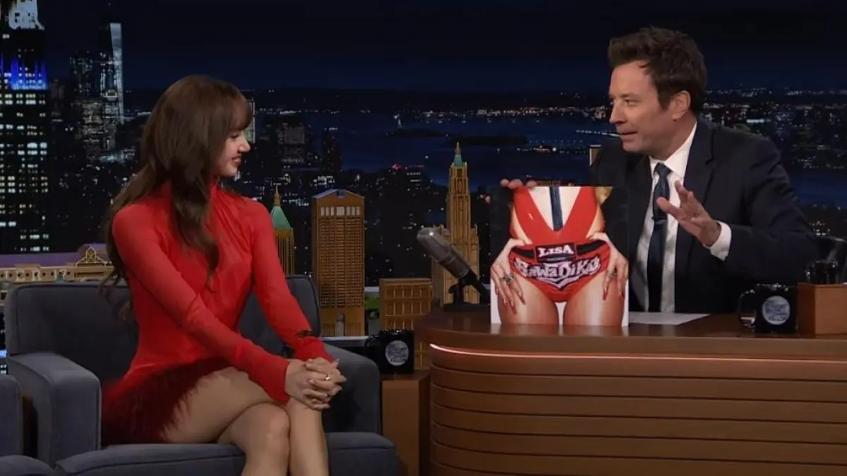 LISA saat membahas “SaWaDiKa” di The Tonight Show Starring Jimmy Fallon. (Tangkapan layar Youtube The Tonight Show Starring Jimmy Fallon)