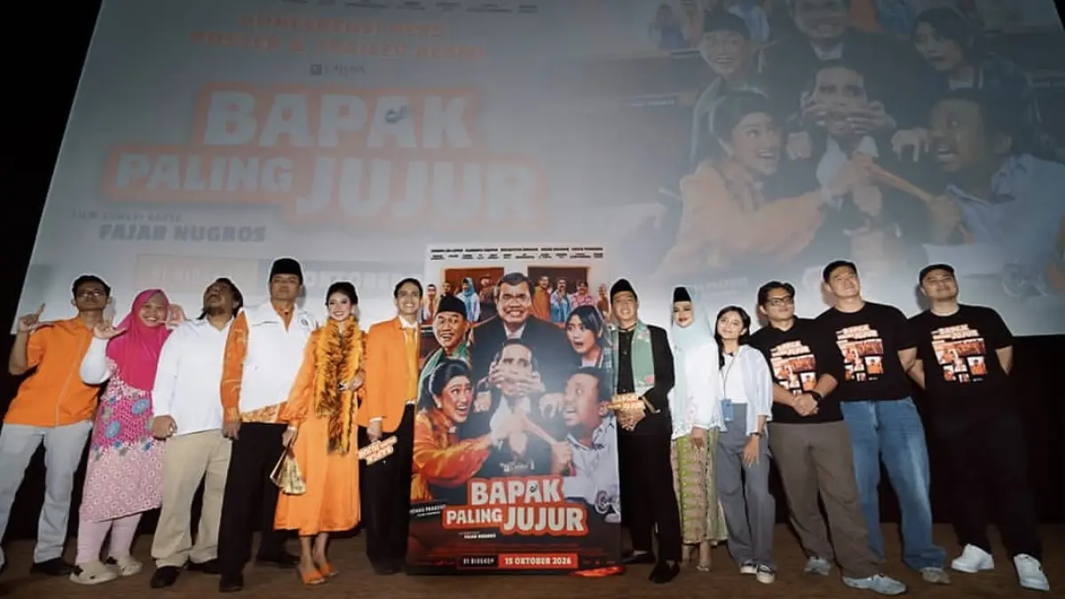 Para pemain dan kru film Bapak Paling Jujur berfoto bersama saat konferensi pers peluncuran trailer dan poster resmi.(Instagram.com/nayladpurnama)